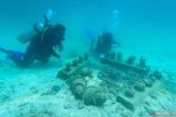 Pegiat lingkungan dari Yayasan Coral Oasis memantau transplantasi terumbu karang yang ditanam sejak 2019 lalu dengan metode bioreeftek di Pantai Teupin Sirkui, Iboih, Kota Sabang, Aceh, Minggu (5/3/2023). Antara Aceh/Khalis Surry