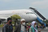 Penumpang berjalan menuju terminal kedatangan Bandar Udara Fatmawati-Soekarno Kota Bengkulu, Provinsi Bengkulu. Badan Pusat Statistik Provinsi Bengkulu mencatat jumlah penumpang di Bandara tersebut mengalami penurunan dari 58.424 orang pada Desember 2022 turun 11,18 persen atau turun menjadi 51.891 orang di Januari 2023. ANTARA FOTO/Muhammad Izfaldi/Lmo/hp.