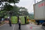 Polisi mengatur lalu lintas di lokasi kecelakaan truk bermuatan tanah di Jalan Nasional Bandung-Garut, Cicalengka, Kabupaten Bandung, Jawa Barat, Selasa (7/3/2023). Polisi menyatakan kecelakaan tersebut diduga akibat truk yang kelebihan muatan oleng di jalan menurun dan menyebabkan kemacetan di jalan yang menghubungkan Kabupaten Bandung dan Garut. ANTARA FOTO/Raisan Al Farisi/agr