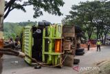 Polisi mengatur lalu lintas di lokasi kecelakaan truk bermuatan tanah di Jalan Nasional Bandung-Garut, Cicalengka, Kabupaten Bandung, Jawa Barat, Selasa (7/3/2023). Polisi menyatakan kecelakaan tersebut diduga akibat truk yang kelebihan muatan oleng di jalan menurun dan menyebabkan kemacetan di jalan yang menghubungkan Kabupaten Bandung dan Garut. ANTARA FOTO/Raisan Al Farisi/agr