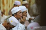Umat islam memanjatkan doa di malam nisfu Sya'ban 15 Sya'ban 1444 Hijriah di Masjid Suada, Kabupaten Hulu Sungai Selatan, Kalimantan Selatan, Selasa (7/3/2023). Malam nisfu Sya'ban disebut juga malam pengampunan dosa sehingga banyak umat islam untuk beribadah, Shalat sunat nisfu Sya'ban bisa dilakukan dipertengahan bulan sya'ban atau di malam tanggal 15 pada bulan Sya'ban. ANTARA/Bayu Pratama S.
