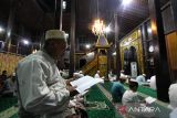Umat islam membaca surah Yasin di malam nisfu Sya'ban 15 Sya'ban 1444 Hijriah di Masjid Suada, Kabupaten Hulu Sungai Selatan, Kalimantan Selatan, Selasa (7/3/2023). Malam nisfu Sya'ban disebut juga malam pengampunan dosa sehingga banyak umat islam untuk beribadah, Shalat sunat nisfu Sya'ban bisa dilakukan dipertengahan bulan sya'ban atau di malam tanggal 15 pada bulan Sya'ban. ANTARA/Bayu Pratama S.