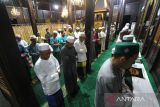 Umat islam melaksanakan shalat sunah tasbih  di malam nisfu Sya'ban 15 Sya'ban 1444 Hijriah di Masjid Suada, Kabupaten Hulu Sungai Selatan, Kalimantan Selatan, Selasa (7/3/2023). Malam nisfu Sya'ban disebut juga malam pengampunan dosa sehingga banyak umat islam untuk beribadah, Shalat sunat nisfu Sya'ban bisa dilakukan dipertengahan bulan sya'ban atau di malam tanggal 15 pada bulan Sya'ban. ANTARA/Bayu Pratama S.