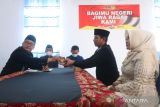 Narapidana kasus pencabulan Yanto (kedua kanan) melakukan prosesi ijab kabul di Lembaga Pemasyarakatan (Lapas) Klas IIA Kedirii, Jawa Timur, Selasa (7/3/2023). Narapidana yang dihukum penjara selama 14 tahun dan baru menjalani hukuman selama 4 tahun tersebut menikah dengan kekasihnya di lapas. ANTARA Jatim/Prasetia Fauzani/zk