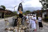 Umat Hindu melakukan rangkaian ritual upacara Melaspas atau penyucian bangunan fasilitas Kawasan Suci Pura Agung Besakih di Karangasem, Bali, Senin (6/3/2023). Ritual tersebut dilakukan untuk menyucikan wilayah secara agama Hindu setelah dilakukan pembangunan fasilitas baru dalam proyek revitalisasi Kawasan Suci Pura Agung Besakih senilai sekitar Rp900 miliar. ANTARA FOTO/Fikri Yusuf/wsj.