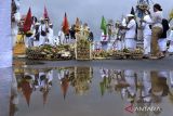 Umat Hindu melakukan rangkaian ritual upacara Melaspas atau penyucian bangunan fasilitas Kawasan Suci Pura Agung Besakih di Karangasem, Bali, Senin (6/3/2023). Ritual tersebut dilakukan untuk menyucikan wilayah secara agama Hindu setelah dilakukan pembangunan fasilitas baru dalam proyek revitalisasi Kawasan Suci Pura Agung Besakih senilai sekitar Rp900 miliar. ANTARA FOTO/Fikri Yusuf/wsj.