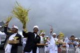 Umat Hindu melakukan rangkaian ritual upacara Melaspas atau penyucian bangunan fasilitas Kawasan Suci Pura Agung Besakih di Karangasem, Bali, Senin (6/3/2023). Ritual tersebut dilakukan untuk menyucikan wilayah secara agama Hindu setelah dilakukan pembangunan fasilitas baru dalam proyek revitalisasi Kawasan Suci Pura Agung Besakih senilai sekitar Rp900 miliar. ANTARA FOTO/Fikri Yusuf/wsj.