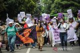Massa dari Aliansi Simpul Puan melakukan aksi memperingati Hari Perempuan Internasional di Halaman Gedung Sate, Bandung, Jawa Barat, Rabu (8/3/2023). Dalam aksinya mereka menuntut pemerintah untuk segera mensahkan RUU PPRT serta penegakan hukum yang berpihak pada korban kekerasan seksual. ANTARA FOTO/Raisan Al Farisi/agr