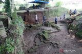 Petugas Balai Pelestarian Kebudyaan (BAPELBUD) Wilayah XI Jawa Timur mulai melakukan penggalian di area penemuan situs Candi Gedog di Kelurahan Gedog Kecamatan Sananwetan, Kota Blitar, Jawa Timur, Rabu (8/3/2023). Ekskavasi tahap keempat situs Candi Gedog tersebut direncanakan berlangsung selama sembilan hari dimulai Selasa (7/3/2023) dengan target memperluas penggalian untuk menampilkan pagar Candi Gedog yang diperkirakan sepanjang 29 meter dengan kedalaman satu meter dari permukaan tanah. ANTARA Jatim/Irfan Anshori/zk 