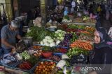 Pedagang melayani pembeli di Pasar Subuh, Kabupaten Ciamis, Jawa Barat, Rabu (8/3/2023). Jelang bulan Ramadhan, harga sejumlah barang kebutuhan pokok di pasar tradisional mengalami kenaikan di antaranya harga cabai domba dari Rp70 ribu per kilogram menjadi Rp100 ribu per kilogram dan telur ayam Rp26 ribu menjadi Rp28 ribu per kilogram. ANTARA FOTO/Adeng Bustomi/agr