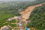 Foto udara bencana tanah longsor di Kecamatan Serasan, Kabupaten Natuna, Kepulauan Riau, Selasa (7/3/2023). Berdasarkan data dari Badan Nasional Penanggulangan Bencana (BNPB) hingga Selasa (7/3/2023) pukul 07:00 WIB, sebanyak 10 orang dinyatakan meninggal, 47 orang hilang dan 1.216 Orang mengungsi akibat longsor tersebut. ANTARA FOTO/Kiky Firdaus/Lmo/foc.