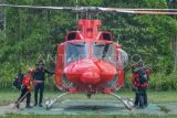 Tim Reaksi Cepat (TRC) Asia Pulp & Paper (APP) Sinar Mas bersiap menaiki helikopter PK-URD/Bell 412 EP milik Sinar Mas saat simulasi persiapan pemberangkatan menuju lokasi kebakaran hutan dan lahan (karhutla) di Tanjungjabung Barat, Jambi, Selasa (7/3/2023). Simulasi tersebut bertujuan menyiagakan petugas dalam menghadapi ancaman bencana kebakaran hutan dan lahan (karhutla) di daerah itu. ANTARA FOTO/Wahdi Septiawan/tom.