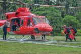 Tim Reaksi Cepat (TRC) Asia Pulp & Paper (APP) Sinar Mas bersiap menaiki helikopter PK-URD/Bell 412 EP milik Sinar Mas saat simulasi persiapan pemberangkatan menuju lokasi kebakaran hutan dan lahan (karhutla) di Tanjungjabung Barat, Jambi, Selasa (7/3/2023). Simulasi tersebut bertujuan menyiagakan petugas dalam menghadapi ancaman bencana kebakaran hutan dan lahan (karhutla) di daerah itu. ANTARA FOTO/Wahdi Septiawan/tom.

Pewarta: Wahdi Septiawan | Editor: Rekotomo