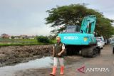Lumpur di Kali Cibalok-Bekasi dikeruk, sampah diangkat atasi banjir