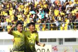 Pesepak bola Barito Putera Yuswanto Aditya (kanan) bersama rekan setimnya melakukan selebrasi usai mencetak gol ke gawang Persebaya Surabaya dalam lanjutan BRI Liga 1 di Stadion Demang Lehman, Kabupaten Banjar, Kalimantan Selatan, Kamis (9/3/2023). Barito Putera berhasil mengalahkan Persebaya Surabaya dengan skor 2-1. ANTARA/Bayu Pratama S.