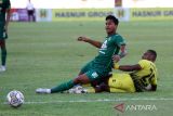 Pesepak bola Barito Putera Franc Rikhart Sokoy (kanan) berebut bola dengan pesepak bola Persebaya Surabaya Januar Eka Ramadhan (kiri) dalam lanjutan BRI Liga 1 di Stadion Demang Lehman, Kabupaten Banjar, Kalimantan Selatan, Kamis (9/3/2023). Barito Putera berhasil mengalahkan Persebaya Surabaya dengan skor 2-1. ANTARA/Bayu Pratama S.