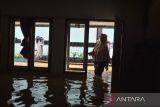 Warga bertahan didalam rumahnya yang terendam banjir di Desa Tanjungsari, Kecamatan Sukaresik, Kabupaten Tasikmalaya, Jawa Barat, Kamis (9/3/2023). Sebagian warga tetap berada di rumah sementara lainnya sebanyak 1.100 Kepala Keluarga (KK) terpaksa mengungsi akibat rumahnya terendam banjir luapan sungai Citanduy dan Cikidang. ANTARA FOTO/Adeng Bustomi/agr