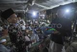 Warga menyiapkan hidangan makanan saat pelaksanaan tradisi makan punutan di Desa Muarojambi, Jambi, Rabu (8/3/2023). Tradisi di salah satu desa tua di Provinsi Jambi itu dilakukan sebagai bentuk syukur atas rezeki yang diperoleh dengan makan bersama dalam satu hidangan atau talam yang dilengkapi nasi, lauk pauk, lalapan, dan wadah pencuci tangan. ANTARA FOTO/Wahdi Septiawan/nym.