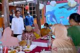 Jokowi ajak beberapa warga santap siang bersama di restoran