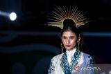 Model mengenakan busana sasirangan karya desainar nasional Ari Arka dalam Fashion Show Sasirangan saat pembukaan Banjarmasin Sasirangan Festival 2023 di Sungai Martapura, Banjarmasin, Kalimantan Selatan, Jumat (10/3/2023). Pemerintah Kota Banjarmasin pada acara Banjarmasin Sasirangan Festival (BSF) yang masuk dalam Kharisma Event Nusantara (KEN) tersebut menargetkan jumlah kunjungan pada tahun ini sebanyak 75 ribu pengunjung, setelah pada tahun lalu tercatat sebanyak 47.500 pengunjung. ANTARA/Bayu Pratama S.