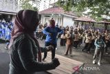 Tenaga kesehatan dan siswa SMA mengikuti senam cinta saat program konser cinta remaja di Rest Area Pamalayan, Kabupaten Ciamis, Jawa Barat, Jumat (10/3/2023). Dinas Kesehatan Ciamis menggelar skrining kesehatan remaja gratis dan mengkampanyekan Gerakan Masyarakat Hidup Sehat (Germas) dalam upaya Indonesia Zero Stunting. ANTARA FOTO/Adeng Bustomi/agr