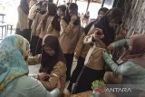 Tenaga kesehatan mengukur lingkar lengan atas (Lila) siswa SMA mengikuti senam cinta saat program Konser CintaRemaja di Rest Area Pamalayan, Kabupaten Ciamis, Jawa Barat, Jumat (10/3/2023). Dinas Kesehatan Ciamis menggelar skrining kesehatan remaja gratis dan mengkampanyekan Gerakan Masyarakat Hidup Sehat (Germas) dalam upaya Indonesia Zero Stunting. ANTARA FOTO/Adeng Bustomi/agr