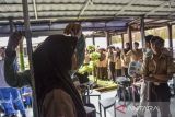 Tenaga kesehatan mengukur tinggi badan siswa SMA saat mengikuti program konser cinta remaja di Rest Area Pamalayan, Kabupaten Ciamis, Jawa Barat, Jumat (10/3/2023). Dinas Kesehatan Ciamis menggelar skrining kesehatan remaja gratis dan mengkampanyekan Gerakan Masyarakat Hidup Sehat (Germas) dalam upaya Indonesia Zero Stunting. ANTARA FOTO/Adeng Bustomi/agr