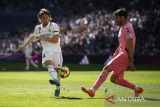 Pemain Real Madrid Luka Modric berebut bola dengan pemain Espanyol Leandro Cabrera dalam pertandingan Liga Spanyol di Stadion Santiago Bernabeu, Madrid, Spanyol, Sabtu (11/3/2023). Real madrid berhasil mengalahkan Espanyol 3-1. ANTARA FOTO/Reuters-Juan Medina/nym.