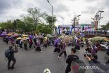 Peserta berjalan saat Fashion Carnaval Sasirangan dan Pawai Basasirangan di Kawasan Siring Sungai Martapura, Banjarmasin, Kalimantan Selatan, Sabtu (11/3/2023). Kegiatan yang diikuti 30 peserta karnaval dan 2.845 peserta pawai dalam rangkaian Banjarmasin Sasirangan Festival (BSF) 2023 itu sebagai upaya mendorong pengrajin kain sasirangan agar lebih maju, kreatif dan berdaya secara ekonomi. ANTARA/Bayu Pratama S.