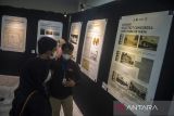 Pengunjung mengamati pameran sejarah Gedung Merdeka dari masa ke masa di Bandung, Jawa Barat, Sabtu (11/3/2023). Pameran tersebut menampilkan koleksi sejarah, seluk beluk Gedung Merdeka sejak pra hingga pasca Kemerdekaan RI yang bertujuan untuk menjaga pelestariannya sebagai tempat lahirnya Dasa Sila Bandung serta menjaga semangat perdamaian dunia dan Soft Power Diplomacy yang berharga bagi Indonesia dan dunia internasional. ANTARA FOTO/M Agung Rajasa/agr