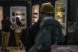 Pengunjung mengamati pameran sejarah Gedung Merdeka dari masa ke masa di Bandung, Jawa Barat, Sabtu (11/3/2023). Pameran tersebut menampilkan koleksi sejarah, seluk beluk Gedung Merdeka sejak pra hingga pasca Kemerdekaan RI yang bertujuan untuk menjaga pelestariannya sebagai tempat lahirnya Dasa Sila Bandung serta menjaga semangat perdamaian dunia dan Soft Power Diplomacy yang berharga bagi Indonesia dan dunia internasional. ANTARA FOTO/M Agung Rajasa/agr