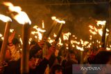 Warga mengikuti pawai obor di Alun-Alun Lembang, Kabupaten Bandung Barat, Jawa Barat, Sabtu (11/3/2023). Ribuan warga se-Kecamatan Lembang Kabupaten Bandung Barat mengikuti pawai obor yang digelar dalam rangka menyambut Bulan Suci Ramadhan 1444 Hijriah. ANTARA FOTO/Raisan Al Farisi/agr