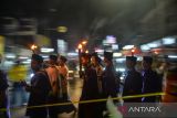 Warga mengikuti pawai obor di Alun-Alun Lembang, Kabupaten Bandung Barat, Jawa Barat, Sabtu (11/3/2023). Ribuan warga se-Kecamatan Lembang Kabupaten Bandung Barat mengikuti pawai obor yang digelar dalam rangka menyambut Bulan Suci Ramadhan 1444 Hijriah. ANTARA FOTO/Raisan Al Farisi/agr