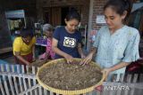 Ibu rumah tangga menyelesaikan proses pembuatan kerupuk tulang ikan saat mengikuti program Perempuan Berdikari (PERI) di desa Pabean udik, Indramayu, Jawa Barat, Sabtu (11/3/2023). Pemkab Indramayu menggelar program Perempuan Berdikari (PERI) yang menyasar ibu rumah tangga purna TKI untuk bisa mandiri dengan mengembangkan pelatihan wirausaha dan UMKM. ANTARAFOTO/Dedhez Anggara/agr
