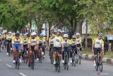 Pembalap berswafoto saat mengikuti sepeda santai acara Tour De Aceh 2023 di kawasan Ulee Lheu, Banda Aceh, Aceh, Sabtu (11/3/2023). Antara Aceh/Khalis Surry