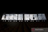 Siluet pekerja melakukan perbaikan tribun penonton saat renovasi Stadion Si Jalak Harupat di Soreang, Kabupaten Bandung, Jawa Barat, Sabtu (11/3/2023). Renovasi Stadion Si Jalak Harupat tersebut ditujukan untuk perhelatan Piala Dunia U-20 pada Mei hingga Juni 2023 mendatang. ANTARA FOTO/M Agung Rajasa/agr
