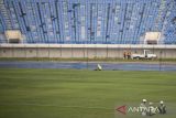 Pekerja merawat rumput lapangan sepak bola saat renovasi Stadion Si Jalak Harupat di Soreang, Kabupaten Bandung, Jawa Barat, Sabtu (11/3/2023). Renovasi Stadion Si Jalak Harupat tersebut ditujukan untuk perhelatan Piala Dunia U-20 pada Mei hingga Juni 2023 mendatang. ANTARA FOTO/M Agung Rajasa/agr