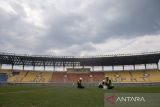 Pekerja merawat rumput lapangan sepak bola saat renovasi Stadion Si Jalak Harupat di Soreang, Kabupaten Bandung, Jawa Barat, Sabtu (11/3/2023). Renovasi Stadion Si Jalak Harupat tersebut ditujukan untuk perhelatan Piala Dunia U-20 pada Mei hingga Juni 2023 mendatang. ANTARA FOTO/M Agung Rajasa/agr