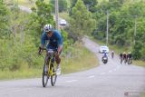 Pembalap memacu kecepatan saat mengikuti balap sepeda Tour De Aceh 2023 di Aceh Besar, Aceh, Minggu (12/3/2023). Antara Aceh/Khalis Surry