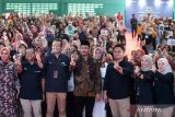 Bupati Sidoarjo Ahmad Muhdlor Ali (tengah) Pemimpin Cabang PNM Surabaya Irfan Ardianto (ketiga kiri), Kepala Divisi Pengembangan Kapasitas Usaha PNM Dicky Fajrian (ketiga kanan) berfoto bersama nasabah saat membuka pelatihan Pengembangan Kapasitas Usaha Akbar di Gedung Bulutangkis, GOR Delta Sidoarjo, Jawa Timur, Sabtu (11/3/2023). PT Permodalan Nasional Madani (PNM) memberi pelatihan Pengembangan Kapasitas Usaha (PKU) Akbar kepada 1000 ibu-ibu nasabah PNM Mekaar yang bertujuan peningkatan kapasitas usaha dan mendorong para pelaku UMKM naik kelas. ANTARA Jatim/Umarul Faruq/zk