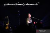 Vokalis band Secondhand Serenade John Vasely beraksi pada acara Musicverse Live #11 di Surabaya, Jawa Timur, Jumat (10/3/2023) malam. Band beraliran rock akustik asal Amerika Serikat tersebut membawakan 15 lagu diantaranya Fall For You, Stranger, dan Awake. ANTARA Jatim/Rizal Hanafi/Zk