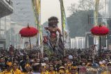 Umat ​​Hindu mengarak Ogoh-ogoh saat Hari Bebas Kendaraan Bermotor atau Car Free Day di kawasan Bundaran Hotel Indonesia, Jakarta, Minggu (12/3/2023). Kegiatan tersebut dilaksanakan untuk menyambut Hari Suci Nyepi Tahun Saka 1945 (2023), sekaligus merayakan ulah tahun Lembaga Kesenian Bali Saraswati ke-55. ANTARA FOTO/Muhammad Adimaja/wsj.