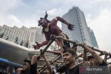 Umat ​​Hindu mengarak Ogoh-ogoh saat Hari Bebas Kendaraan Bermotor atau Car Free Day di kawasan Bundaran Hotel Indonesia, Jakarta, Minggu (12/3/2023). Kegiatan tersebut dilaksanakan untuk menyambut Hari Suci Nyepi Tahun Saka 1945 (2023), sekaligus merayakan ulah tahun Lembaga Kesenian Bali Saraswati ke-55. ANTARA FOTO/Muhammad Adimaja/wsj.