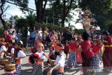 Sejumlah siswa PAUD didampingi guru mengarak ogoh-ogoh saat Parade Ogoh-Ogoh Anak di Lapangan Lumintang, Denpasar, Bali, Sabtu (11/3/2023). Parade yang menampilkan sebanyak 40 ogoh-ogoh dari 38 gugus PAUD se-Denpasar tersebut digelar untuk menyambut Hari Raya Nyepi Tahun Baru Saka 1945. ANTARA FOTO/Nyoman Hendra Wibowo/wsj.