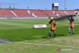 Pekerja melakukan pengerjaan renovasi Stadion Kapten I Wayan Dipta di Gianyar, Bali, Minggu (12/3/2023). Sejumlah pengerjaan renovasi dan pemeliharaan fasilitas Stadion Kapten I Wayan Dipta Bali terus dilakukan sebagai persiapan penyelenggaraan Piala Dunia U-20 2023. ANTARA FOTO/Fikri Yusuf/wsj.