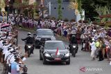 Ribuan warga menyambut kedatangan mobil Presiden Joko Widodo saat peresmian fasilitas kawasan suci Pura Agung Besakih di Karangasem, Bali, Senin (13/3/2023). Presiden Joko Widodo meresmikan pembangunan fasilitas kawasan suci Pura Agung Besakih yang mulai dilaksanakan sejak 18 Agustus 2021 tersebut dengan total anggaran Rp911 miliar yang bersumber dari APBN Kementerian PUPR sebesar Rp428 miliar dan dari APBD Semesta Berencana Provinsi Bali sebesar Rp483 miliar. ANTARA FOTO/Nyoman Hendra Wibowo/wsj.