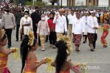 Presiden Joko Widodo (tengah) bersama Ibu Negara Iriana Joko Widodo (kelima kiri), Menteri Koordinator Bidang Kemaritiman dan Investasi Luhut Binsar Pandjaitan (keempat kanan), Menteri PUPR Basuki Hadimuljono (keenam kiri), Gubernur Bali Wayan Koster (ketiga kanan) menyaksikan sejumlah anak menampilkan tari Pendet saat peresmian fasilitas kawasan suci Pura Agung Besakih di Karangasem, Bali, Senin (13/3/2023). Presiden Joko Widodo meresmikan pembangunan fasilitas kawasan suci Pura Agung Besakih yang mulai dilaksanakan sejak 18 Agustus 2021 tersebut dengan total anggaran Rp911 miliar yang bersumber dari APBN Kementerian PUPR sebesar Rp428 miliar dan dari APBD Semesta Berencana Provinsi Bali sebesar Rp483 miliar. ANTARA FOTO/Nyoman Hendra Wibowo/wsj.