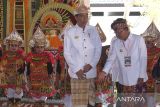 Presiden Joko Widodo (ketiga kiri) berbincang dengan Gubernur Bali Wayan Koster (kanan) saat acara peresmian fasilitas kawasan suci Pura Agung Besakih di Karangasem, Bali, Senin (13/3/2023). Presiden Joko Widodo meresmikan pembangunan fasilitas kawasan suci Pura Agung Besakih yang mulai dilaksanakan sejak 18 Agustus 2021 tersebut dengan total anggaran Rp911 miliar yang bersumber dari APBN Kementerian PUPR sebesar Rp428 miliar dan dari APBD Semesta Berencana Provinsi Bali sebesar Rp483 miliar. ANTARA FOTO/Nyoman Hendra Wibowo/wsj.