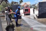 Petugas bersihkan lingkungan sekolah terdampak hujan abu Merapi