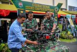 Teknisi menunjukan kompartemen drone penembak saat Pameran inovasi Kodam III Siliwangi di Bandung, Jawa Barat, Selasa (14/3/2023). Pameran tersebut memamerkan berbagai inovasi yang meliputi inovasi pertain, lingkungan, hingga alutsista karya Kodam III Siliwangi. ANTARA FOTO/Raisan Al Farisi/agr